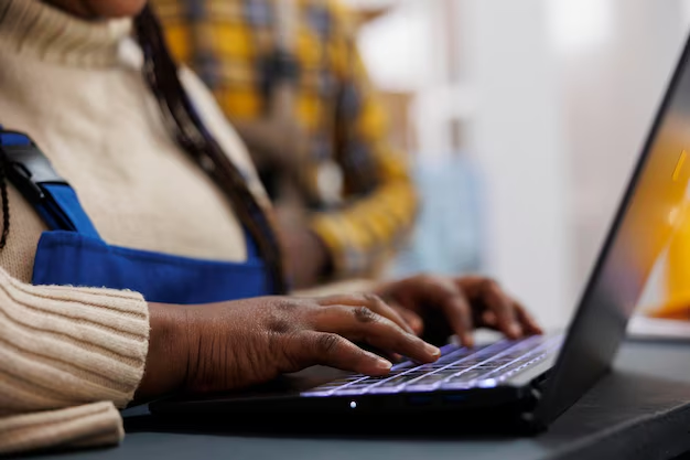 Travail sur ordinateur en entrepôt